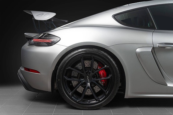 Porsche 718 Cayman GT4 18 of 30