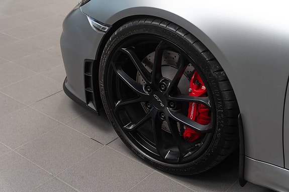 Porsche 718 Cayman GT4 25 of 30