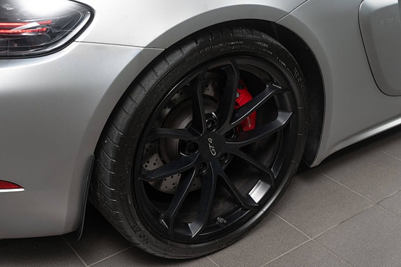 Porsche 718 Cayman GT4 21 of 30
