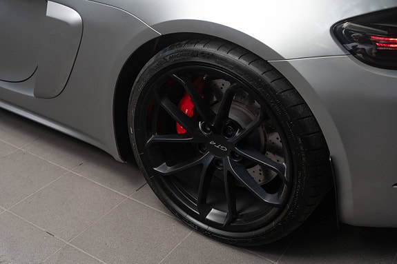 Porsche 718 Cayman GT4 26 of 30