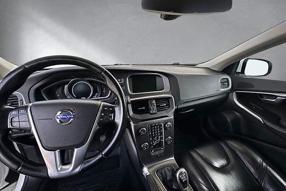 Volvo V40 12 of 16