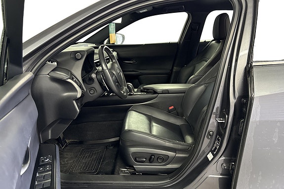 Lexus UX300e 3 of 14