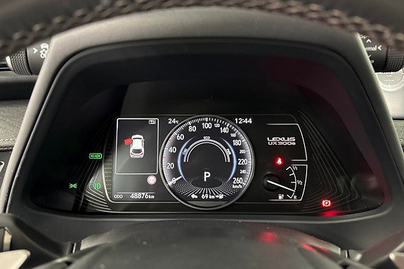 Lexus UX300e 6 of 14