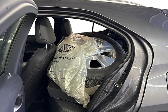 Lexus UX300e 10 of 14