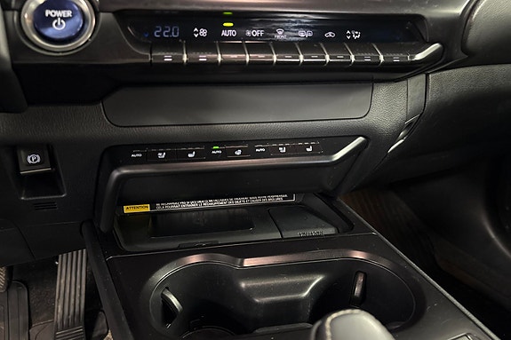 Lexus UX300e 8 of 14