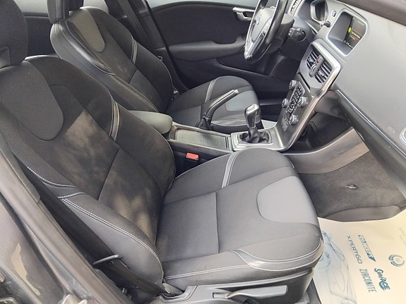 Volvo V40 11 of 23