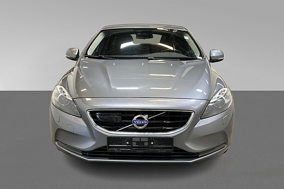 Volvo V40 2 of 23