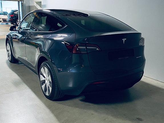 Tesla Model Y 5 of 20