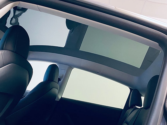 Tesla Model Y 12 of 20