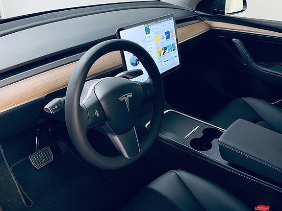 Tesla Model Y 9 of 20