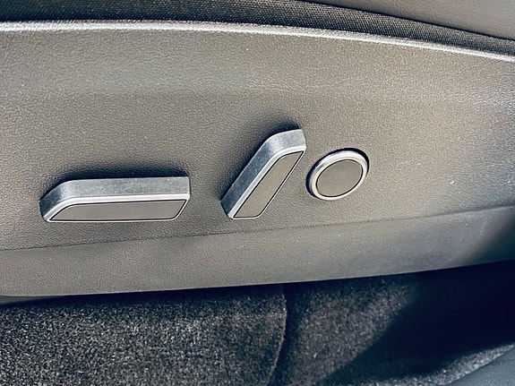 Tesla Model Y 14 of 20