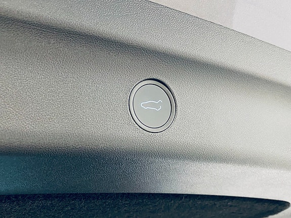 Tesla Model Y 7 of 20