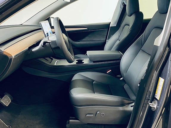 Tesla Model Y 8 of 20