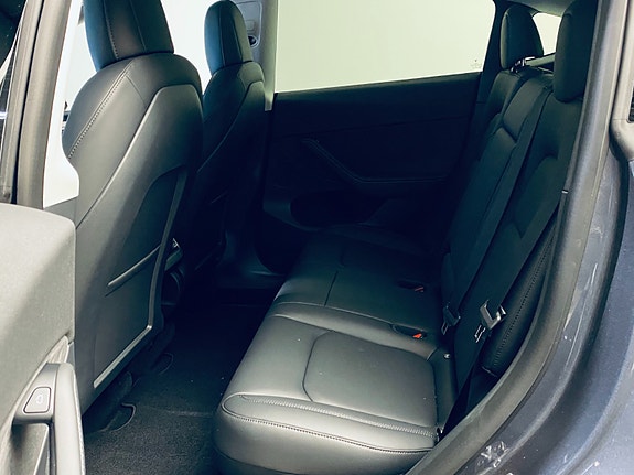 Tesla Model Y 10 of 20