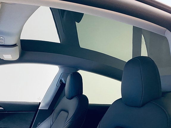 Tesla Model Y 13 of 20