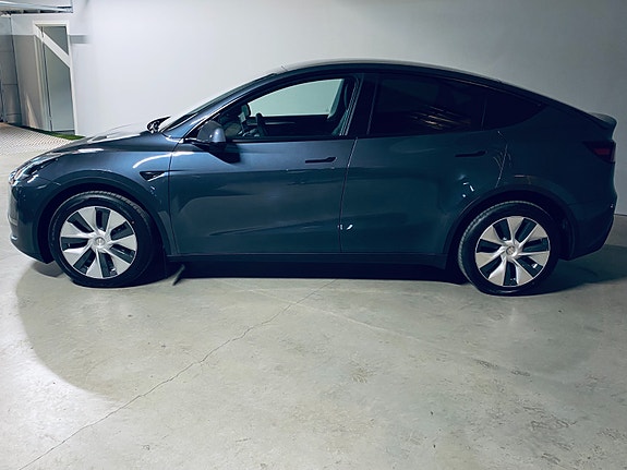 Tesla Model Y 3 of 20