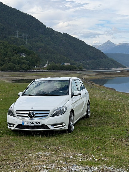 Mercedes-Benz B180 d 2 of 16