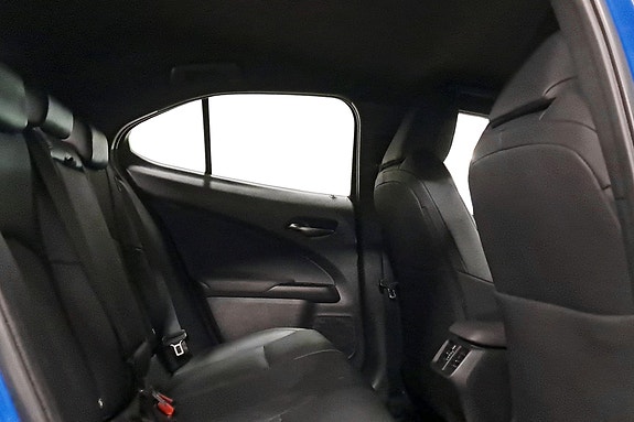 Lexus UX300e 17 of 30