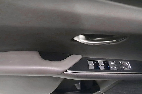 Lexus UX300e 27 of 30