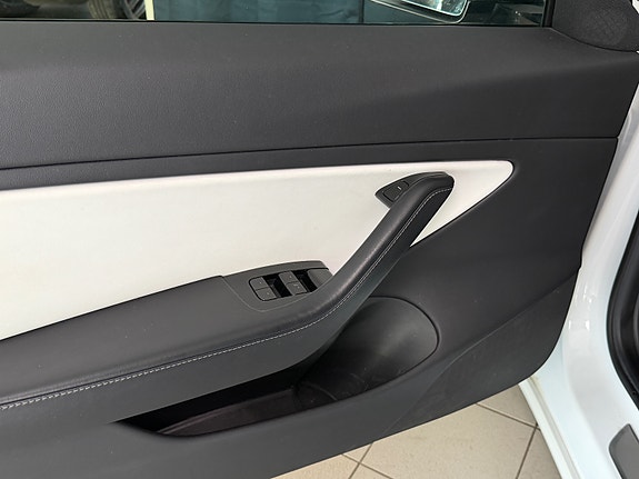 Tesla Model 3 27 of 30
