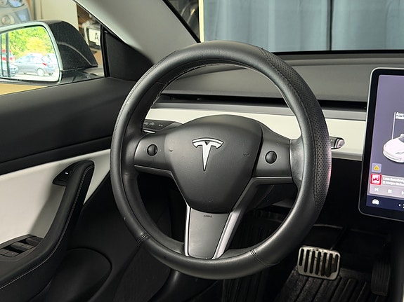 Tesla Model 3 26 of 30