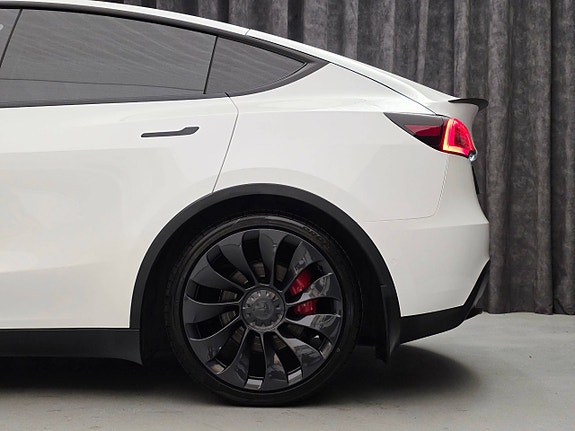 Tesla Model Y 14 of 30