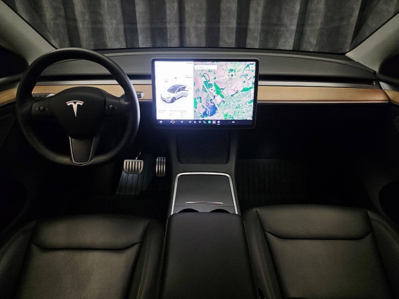 Tesla Model Y 22 of 30