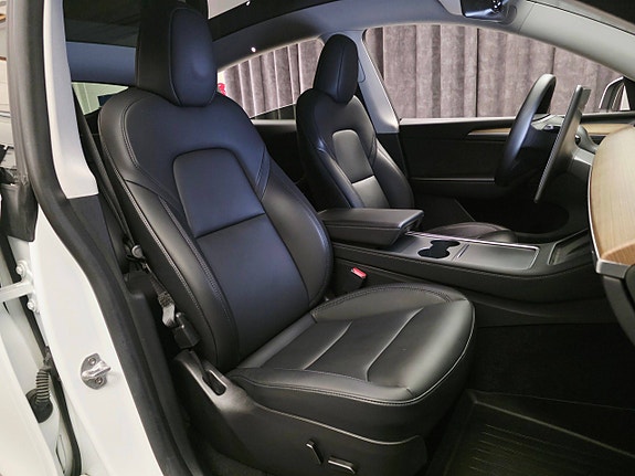 Tesla Model Y 21 of 30