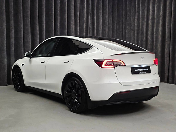 Tesla Model Y 5 of 30