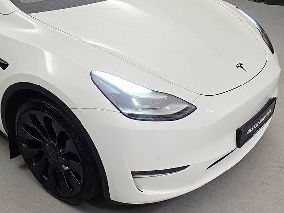 Tesla Model Y 10 of 30
