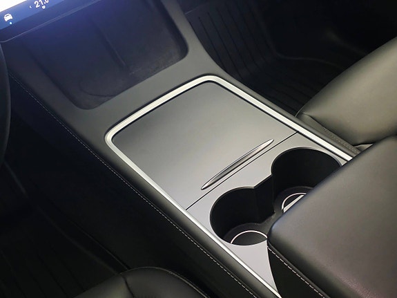 Tesla Model Y 27 of 30