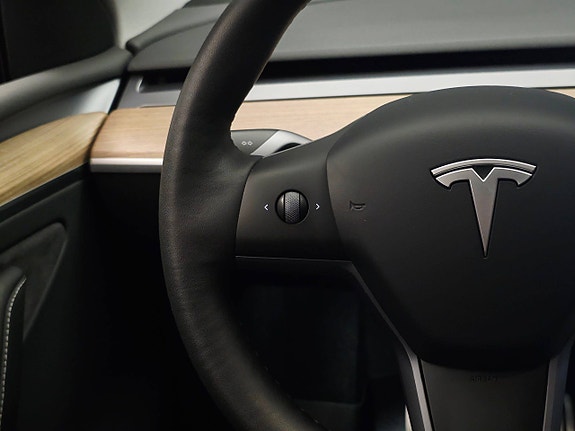 Tesla Model Y 25 of 30
