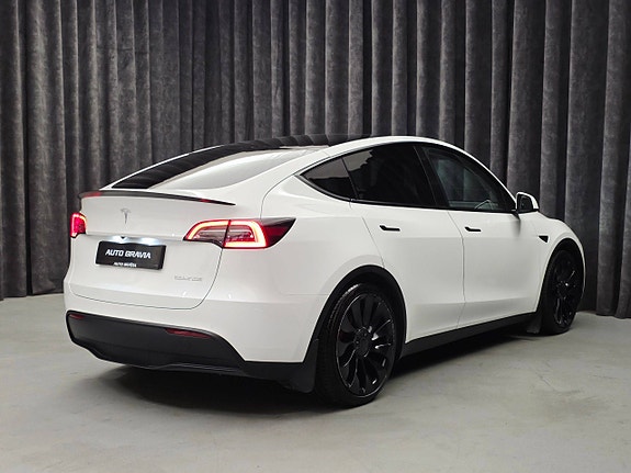 Tesla Model Y 7 of 30