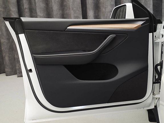 Tesla Model Y 17 of 30