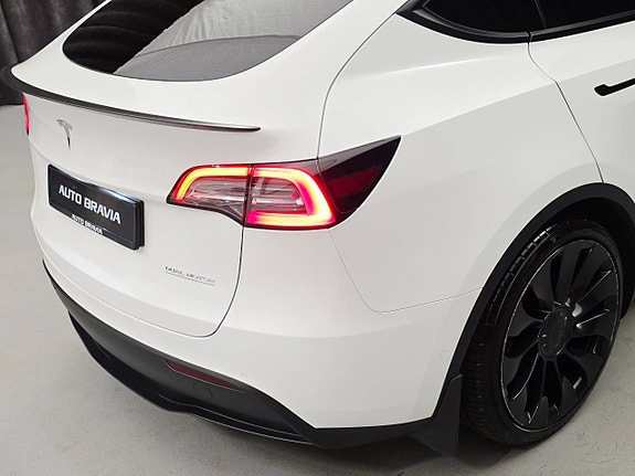 Tesla Model Y 16 of 30
