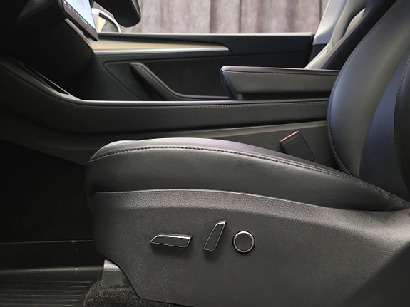 Tesla Model Y 20 of 30