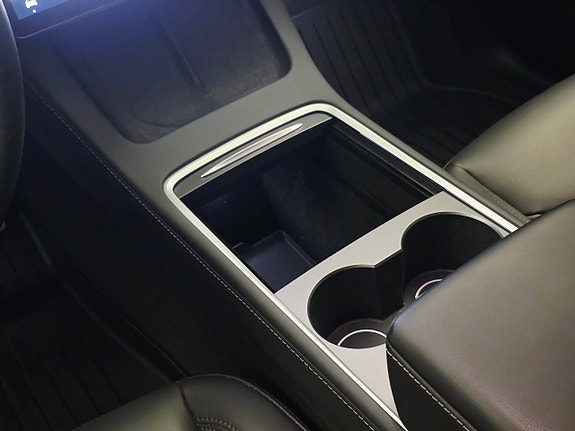 Tesla Model Y 28 of 30
