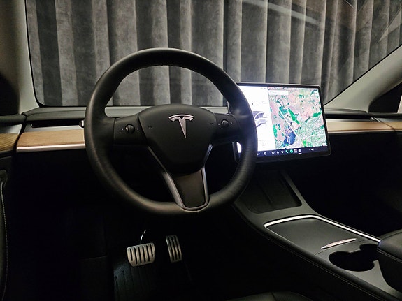 Tesla Model Y 23 of 30