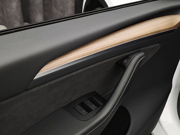 Tesla Model Y 18 of 30
