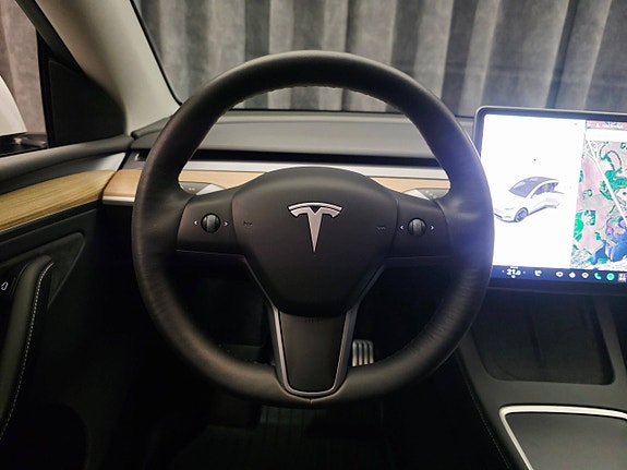 Tesla Model Y 24 of 30