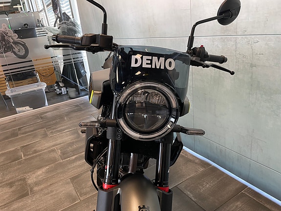 Husqvarna Svartpilen 401 15 of 16