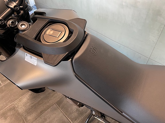 Husqvarna Svartpilen 401 12 of 16