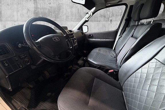 Toyota HiAce 16 of 22