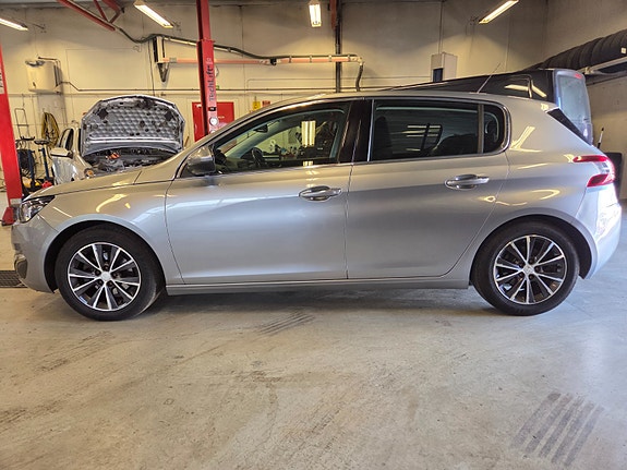 Peugeot 308 2 of 25