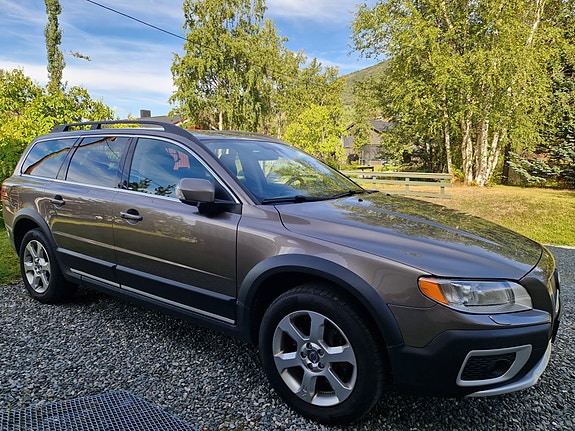 Volvo XC70 2 of 19