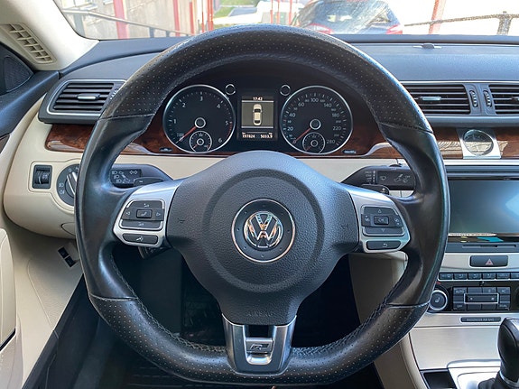 Volkswagen Passat CC 26 of 30