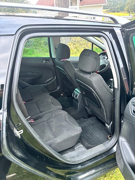 Peugeot 308 SW 11 of 16
