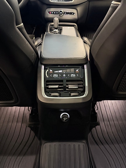 Volvo XC90 17 of 26