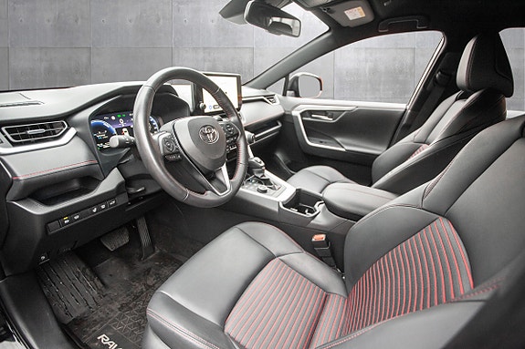 Toyota RAV4 Plug-in Hybrid 8 of 19