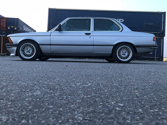 BMW 323i 11 of 23